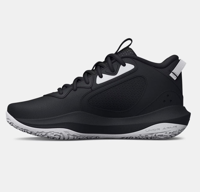 Under Armour Men’s Basketball Shoe in Black. 8.5