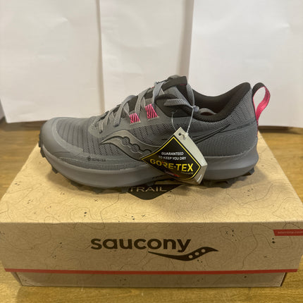 Saucony Women’s Peregrine 13 GTX sneaker in Gravel/Black Marron, size 7.5, placed on top of its box, showcasing the shoe’s design and product label.