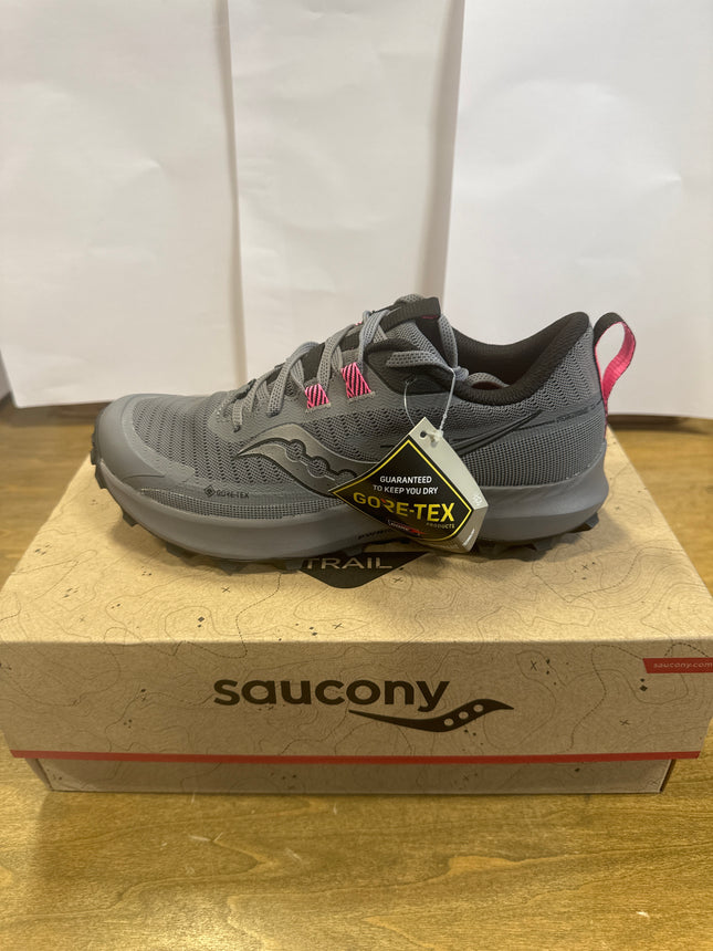 Saucony Women’s Peregrine 13 GTX sneaker in Gravel/Black Marron, size 7.5, placed on top of its box, showcasing the shoe’s design and product label.