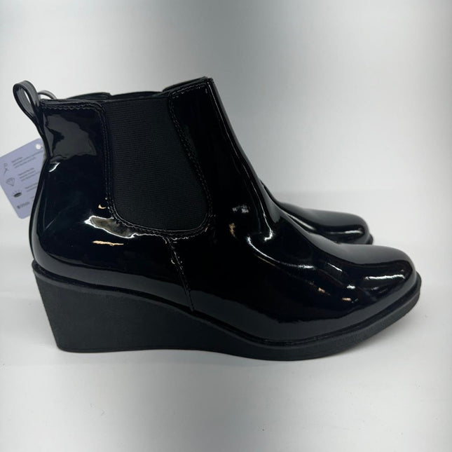 Experience style and comfort with the Aerosoles Women's Brandi Ankle Boot in gloss black. These sleek ankle boots feature a glossy finish and a comfortable fit, making them perfect for both casual and dressy occasions. The durable construction and cushioned insole provide all-day comfort, while the versatile design pairs effortlessly with various outfits. Available in size 9.5 and in new condition, these boots come without the original box, offering a chic addition to your footwear collection.

Condition:
T